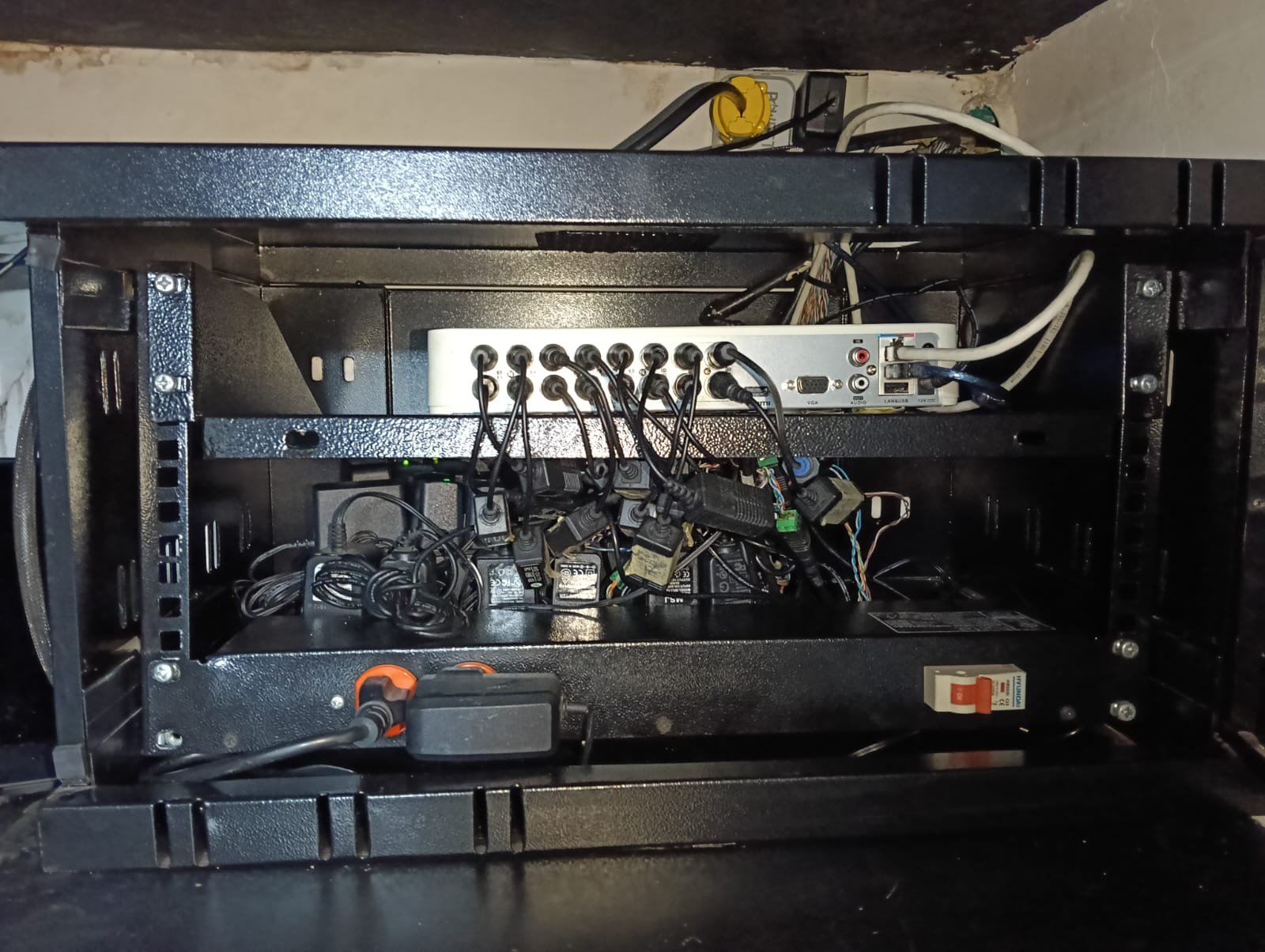 Detalle real de rack e infraestructura de red - MSTech